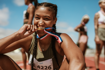 girl_with_medal
